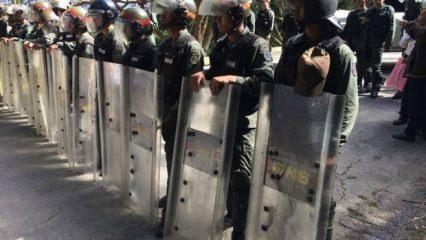 Venezuela'da hareketli dakikalar! Polis evinin etrafını kuşattı