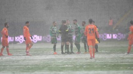 Başakşehir - Bursaspor maçı tatil edildi!