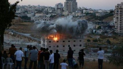 Bu nasıl hırs! İsrail Filistinlilerin binasını şov yaparak yıktı!