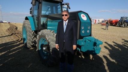 Tarihi gün! Başkan Erdoğan yerli elektrikli traktörü test etti