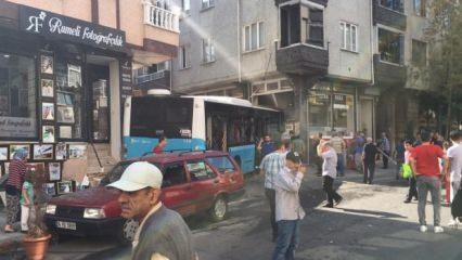 İstanbul'da halk otobüsü binaya girdi! Ekipler sevk edildi