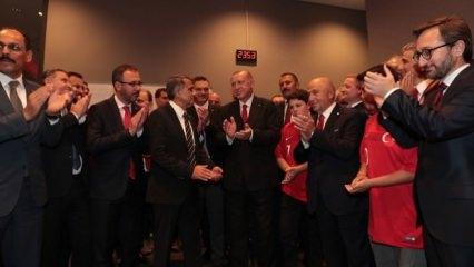 Erdoğan Milliler'i soyunma odasında tebrik etti