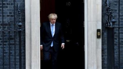 Pe&ccedil;e takan kadınları 'posta kutusuna' benzeten Johnson &ouml;z&uuml;r diledi