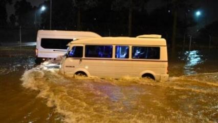 Adana'da sağanak yağış! Araçlar suda kaldı