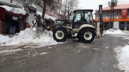 Malatya'da kar yağışı nedeniyle kapalı olan yollara müdahale