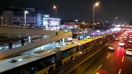 İstanbul'da akılalmaz kaza: Rögar kapağı metrobüse saplandı