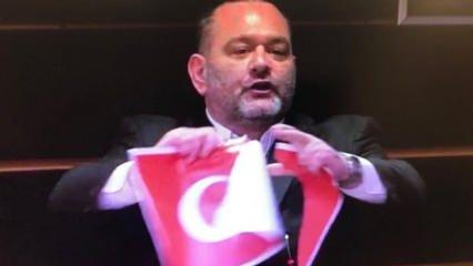 Türk bayrağını yırtan ırkçı Yunan, şimdi de iki Türk belediye başkanına sardı
