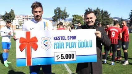 Centilmen futbolcu, para ödülünü şehit ailelerine bağışladı