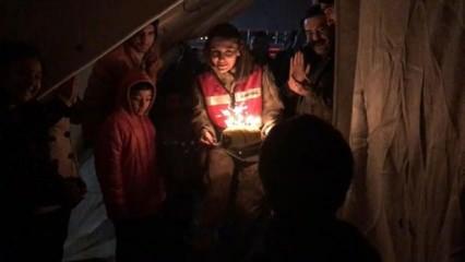 Kadın jandarma personelinden depremzede çocuğa doğum günü sürprizi