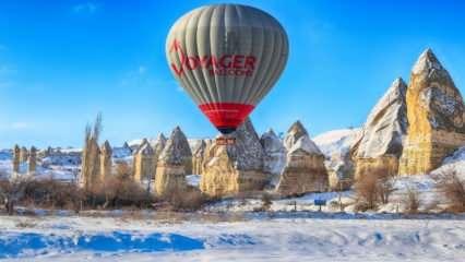 Kapadokya'da balon turları iptal oldu! Turistler karın keyfini çıkardı