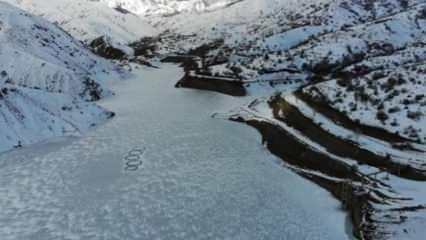 Buzla kaplanan Göyne Sulama Barajı buz pistine döndü