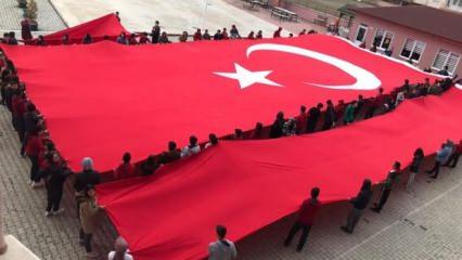 Öğrenciler şehitler için dua edip dev Türk Bayrağı açtı