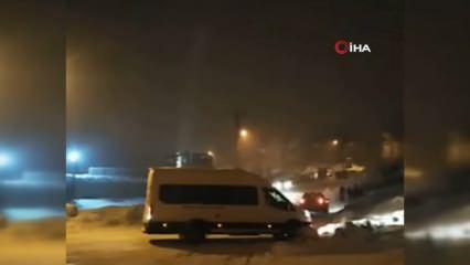 Buzlanan yolda kayan servis minib&uuml;s&uuml; kamerada