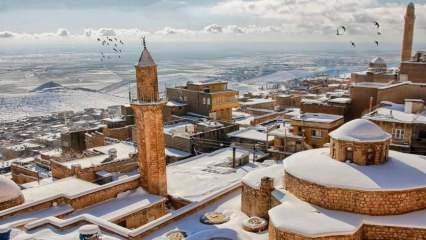 Mardin'de beyaz örtüyle kaplanan tarihi konaklar göz kamaştırdı