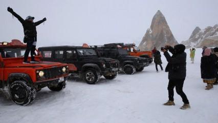 Turistler Kapadokya'da karın tadını çıkardı