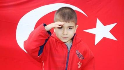 5 yaşındaki Mustafa şehitler için asker selamı verip, İstiklal Marşı okudu