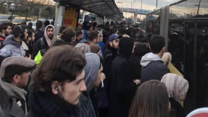 İstanbulluların metrobüs çilesi: Duraklar taştı, halk isyan etti!