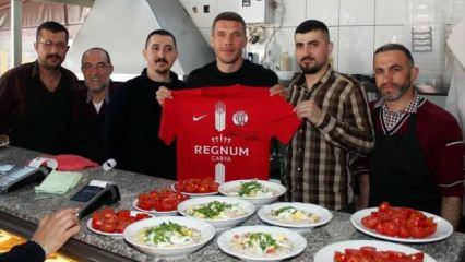 Lukas Podolski esnaf lokantasını ziyaret etti