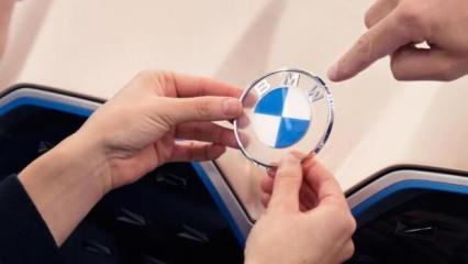 BMW logosunu değiştirdi