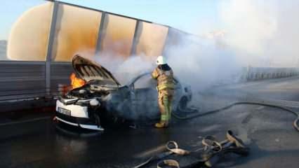 Haliç Köprüsü'nde bir otomobil alev alev yandı!