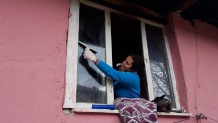 Liseli öğrenciler bakıma muhtaç ailelerin evlerini temizliyor