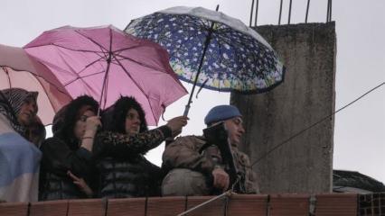 Mehmetçiğe şemsiye tutmuştu: Çok gururluyum