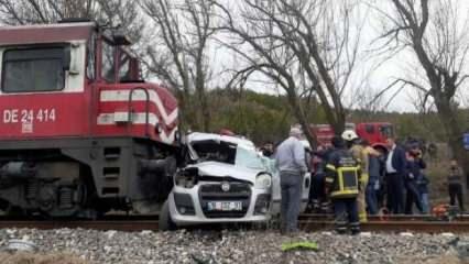 Tren hemzemin geçitte hafif ticari araca çarptı: 2 ölü, 2 yaralı