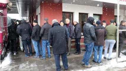 'Paniğe gerek yok' uyarılarına rağmen uzun kuyruklar oluştu