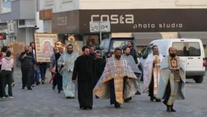 Avrupa'da papazlar sokaklara indi! Şehirleri kutsuyor ve dua ediyorlar