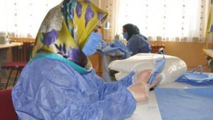 Gönüllü öğretici kadınlar, maske üretiyor