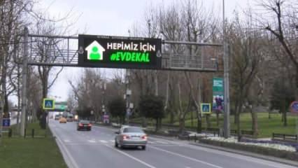 İstanbul'da trafik tabelalarında "Evde Kal" uyarısı