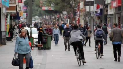 İzmirliler evde kal çağrısını dinlemedi: Kentin en işlek caddesi hıncahınç dolu!