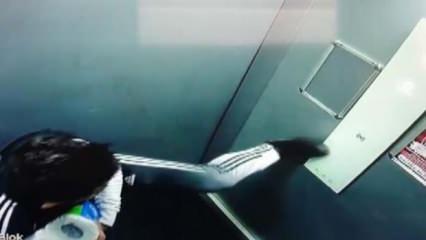 Koronavirüs korkusuyla asansör düğmesine ayağıyla bastı!