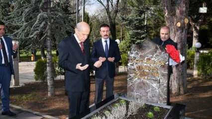 Bahçeli, Alparslan Türkeş'in mezarını ziyaret etti	