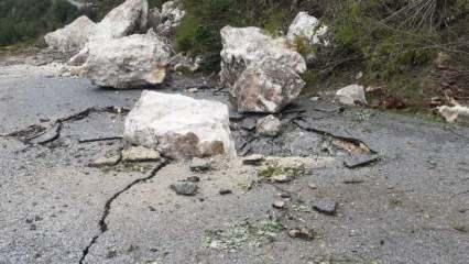 Kopan kayalar yolu kapattı