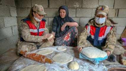 Jandarmamız ve bölgenin kadınları birlikte ekmek yaptı