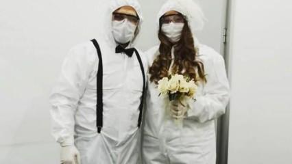 Sağlıkçı çift koruyucu tulumla evlendi, canlı yayında düğün yaptı