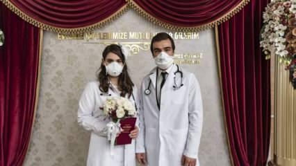 Koronavirüs mesaisi yapan doktor çift nikah molası verdi