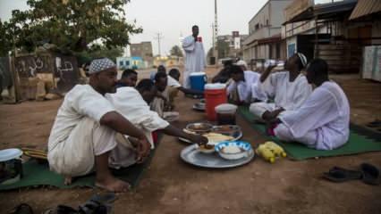 Sudanlılar ilk iftarlarını sokaklarda yaptı
