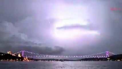 İstanbul’da şimşekler geceyi aydınlattı! Nefes kesen anlar