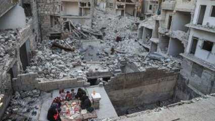 Enkaz üstünde bir iftar sofrası: Suriyeli aile ramazanı molozlar arasında geçiyor