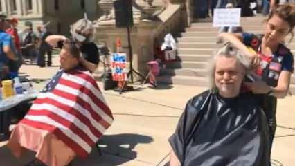 ABD’de valilik binası önünde 'saç tıraşı' protestosu