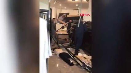 Otomobil, Müslümanlara yönelik kıyafet satan mağazaya daldı: 11 yaralı
