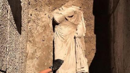 Patara’da bulunan 1900 yıllık kadın heykeli heyecan yarattı