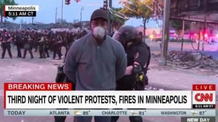 Polis CNN muhabirini canlı yayında kelepçeleyip götürdü