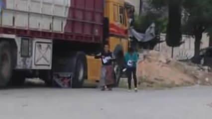 İdlib'de aniden bayram harçlığı alan çocukların mutluluğu yüzleri güldürdü