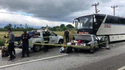 Otobüsle kafa kafaya çarpışan otomobildeki kadın öldü, eşi ağır yaralı