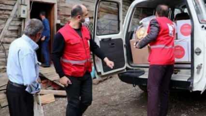 Türk Kızılay gönüllüleri köy köy dolaşıp gıda kolisi dağıtıyor