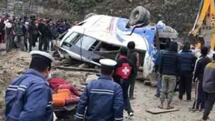 Nepal'de yolcu taşıyan kamyonet kaza yaptı: 12 ölü, 21 yaralı