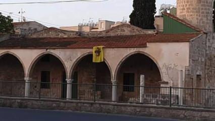 Rumlardan yeni provokasyon! Camiye Bizans bayrağı astılar